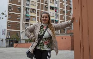 Josefina, madre de dos hijos que viven en una habitación subarrendada, el pasado lunes en el barrio de Sant Ildefons (Cornellà). 