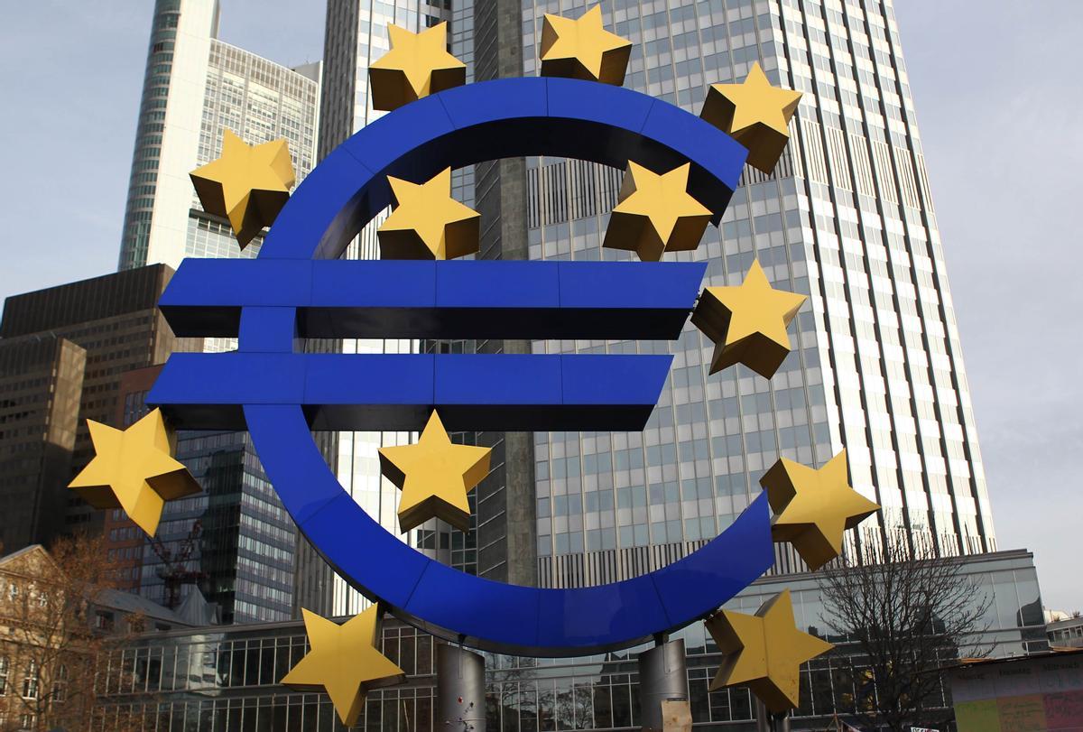 Una escultura que muestra el signo de la moneda del euro se ve frente a la sede del Banco Central Europeo (BCE) en Frankfurt.