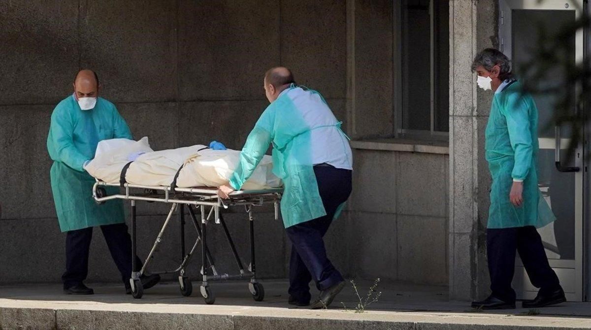 Traslado de fallecidos en la residencia de mayores Doctor González Bueno de Madrid. Traslado de fallecidos en la residencia de mayores Doctor González Bueno de Madrid.