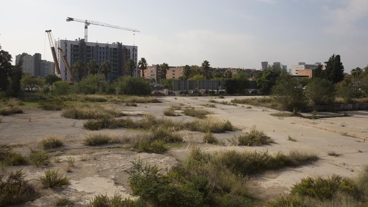Solar de La Marina del Prat Vermell, junto al paseo de la Zona Franca, donde el ayuntamiento va a construir pisos sociales. Solar de La Marina del Prat Vermell, junto al paseo de la Zona Franca, donde el ayuntamiento va a construir pisos sociales.