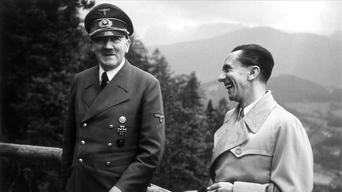 Hitler y su ministro de Propaganda, Joseph Goebbels, en 1943.