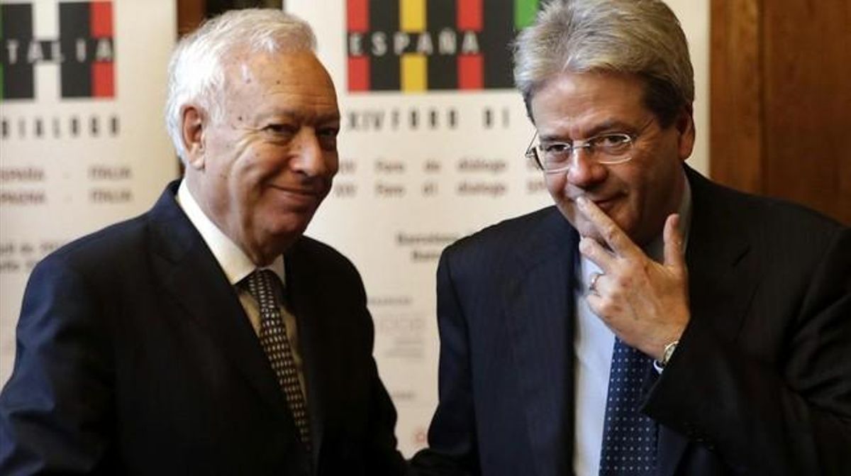 El ministro de Asuntos Exteriores, José Manuel García-Margallo, junto a su homólogo italiano, Paolo Gentiloni, tras reunirse en Barcelona, este jueves, 9 de abril. El ministro de Asuntos Exteriores, José Manuel García-Margallo, junto a su homólogo italiano, Paolo Gentiloni, tras reunirse en Barcelona, este jueves, 9 de abril.