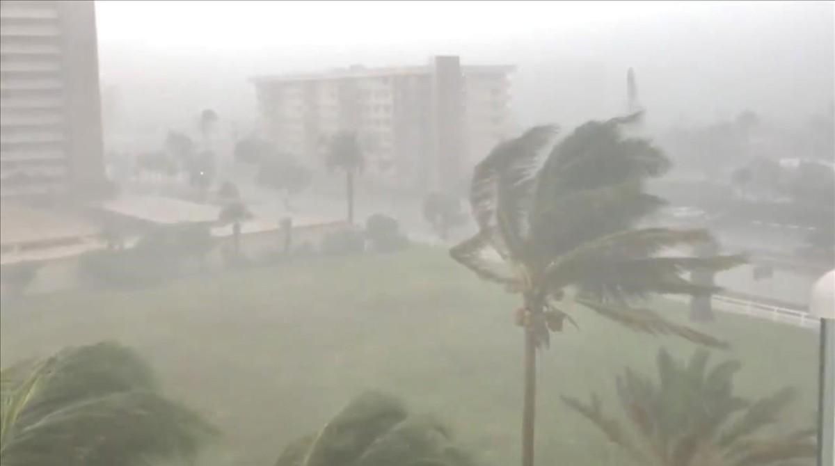 La tormenta Gordon se acerca a las costas de Florida y se convierte en un huracán. La tormenta Gordon se acerca a las costas de Florida y se convierte en un huracán.