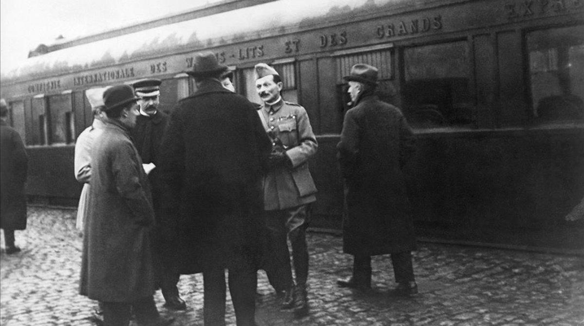 Miembros de las delegaciones alemana y francesa esperan en la estación de Rethondes a entrar en el famoso vagón de Compiegne en el que se firmó el armisticio.