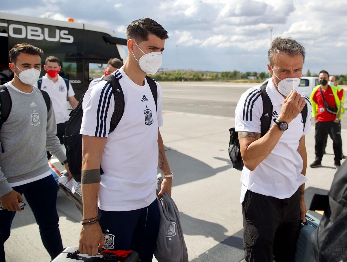 Morata y Luis Enrique, a la llegada de la selección española a Sevilla. Morata y Luis Enrique, a la llegada de la selección española a Sevilla.