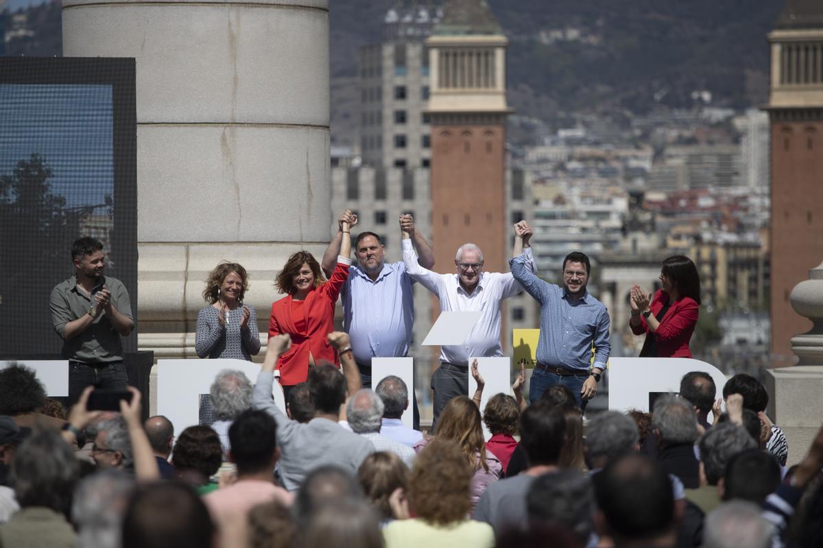 Elisenda Alamany, Oriol Junqueras, Ernest Maragall y Pere Aragonès, se dan la mano en la Festa de la República de ERC. 