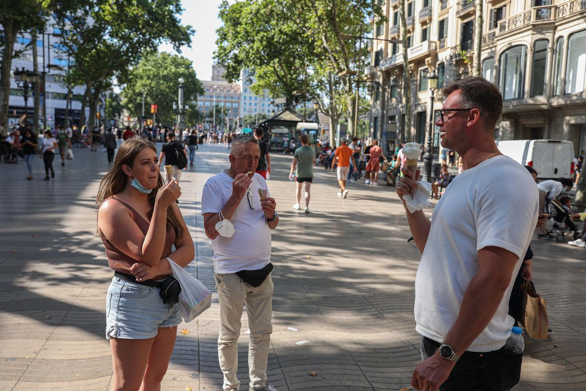 Gente comiendo helado en la Rambla, en Barcelona. Gente comiendo helado en la Rambla, en Barcelona.
