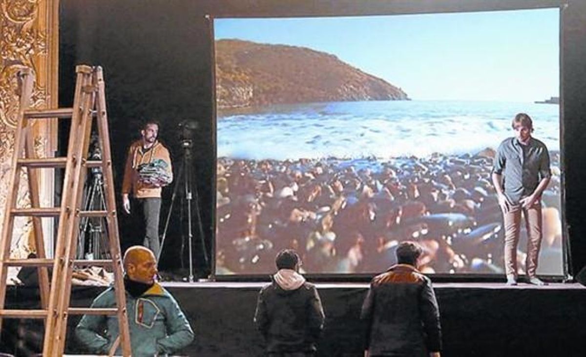 Quim Masferrer y su equipo preparan el monólogo que pronunciará en Portbou. Quim Masferrer y su equipo preparan el monólogo que pronunciará en Portbou.