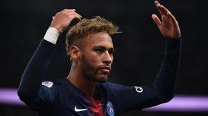 Neymar anima a la hinchada del PSG en el Parque de los Príncipes.