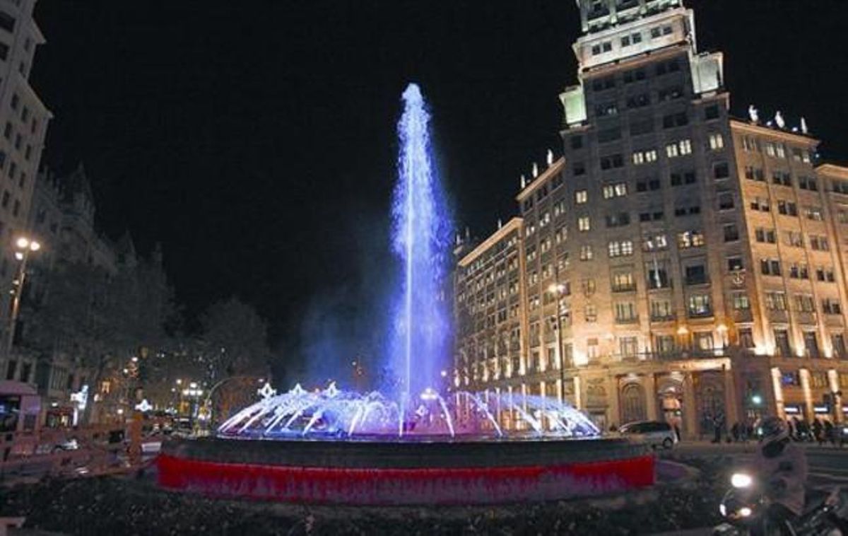 Ensayo 8 Pruebas de la fuente restaurada del paseo de Gràcia con la Gran Via, anoche. Ensayo 8 Pruebas de la fuente restaurada del paseo de Gràcia con la Gran Via, anoche.
