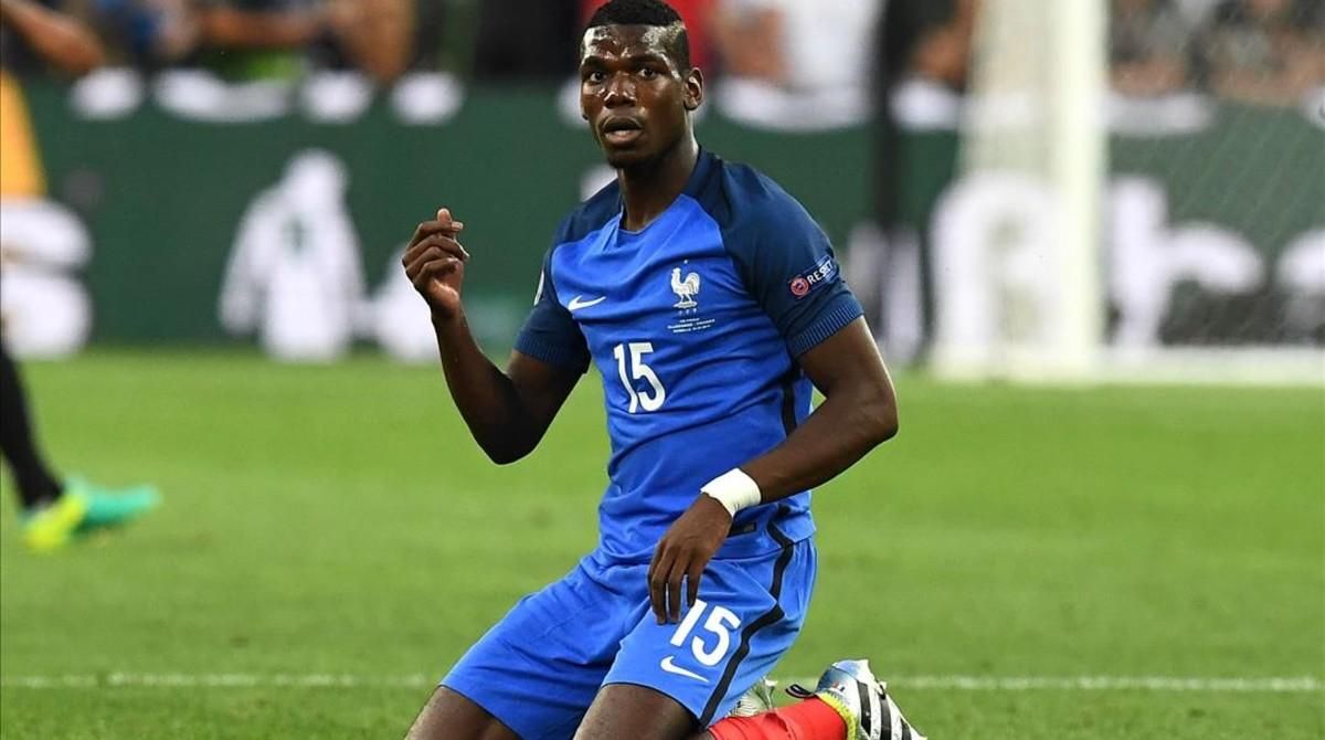 Pogba, de rodillas durante el encuentro de semifinales de la Eurocopa ante Alemania. Pogba, de rodillas durante el encuentro de semifinales de la Eurocopa ante Alemania.