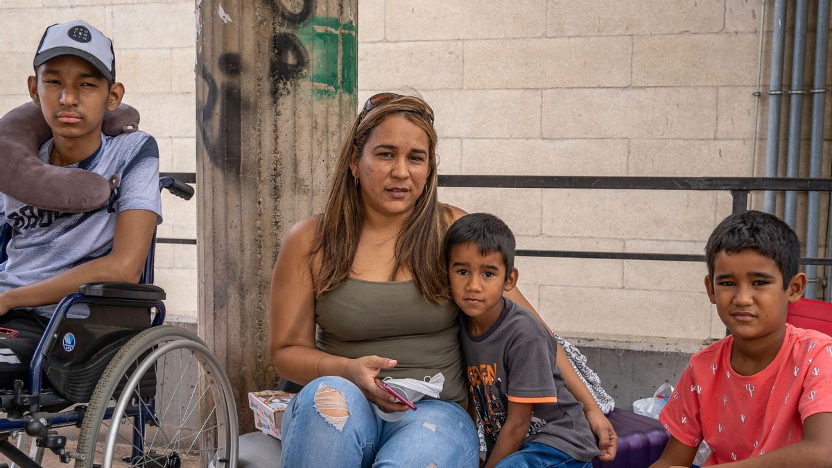 Alejandra y sus tres pequeños, en la calle, este lunes. Alejandra y sus tres pequeños, en la calle, este lunes.