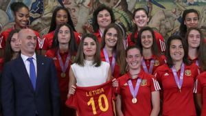 Rubiales (izquierda) se fotografía junto a la reina Letizia y las jugadoras de la selección española femenina de fútbol sub-17 de 2018, cuando estas se proclamaron campeonas de Europa, en julio de 2018.