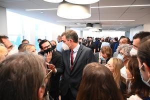 El presidente del Gobierno, Pedro Sánchez, charla con los periodistas tras la inauguración de la Oficina Comercial de España en Nueva York, en el edificio Chrysler, este 21 de julio. 