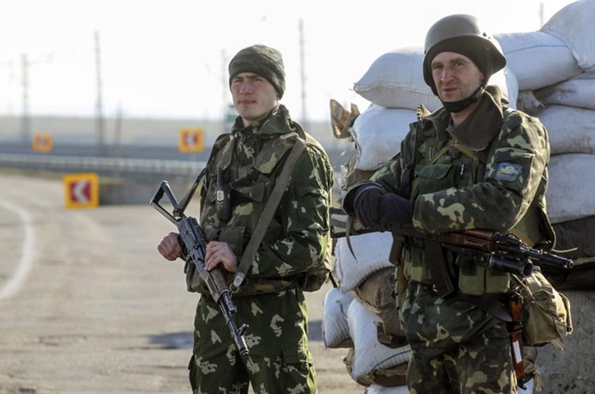Soldats ucraïnesos vigilen la frontera de Crimea amb Rússia a Jerson.