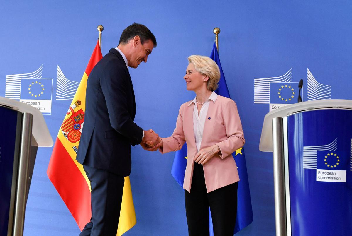 El presidente Pedro Sánchez y la presidenta de la Comisión Europea, Ursula Von der Leyen, en una imagen de junio.