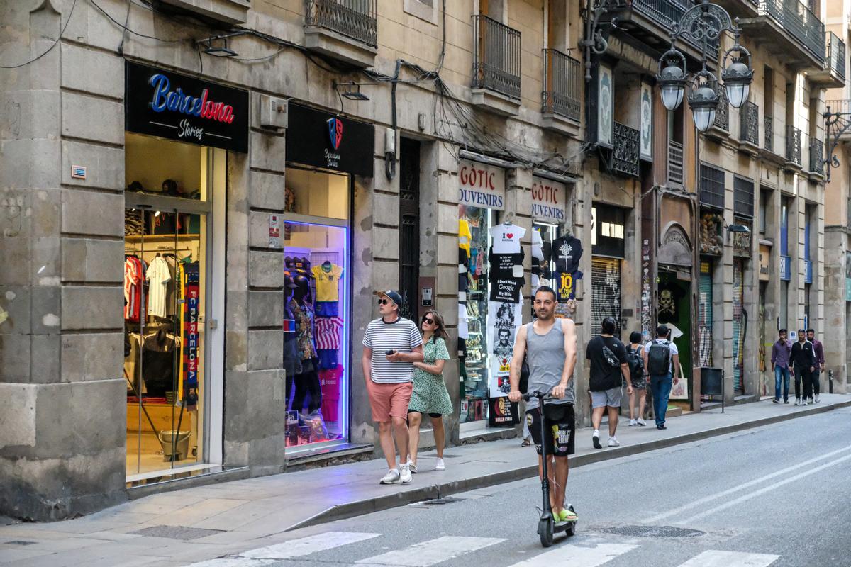 Guerra al descontrol dels ‘souvenirs’: Ciutat Vella ordena tancar temporalment una vintena de negocis