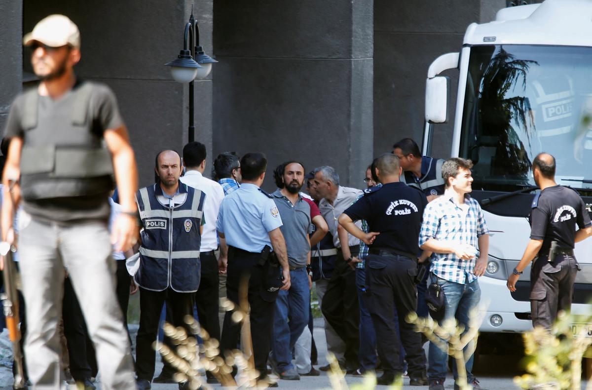Detención de militares sospechosos de haber participado en el atentado. Detención de militares sospechosos de haber participado en el atentado.
