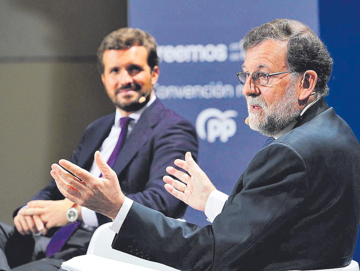 El expresidente del Gobierno Mariano Rajoy, junto al líder del PP, Pablo Casado, el pasado 27 de septiembre de 2021, durante la primera etapa de la convención nacional itinerante del partido, en Santiago de Compostela.