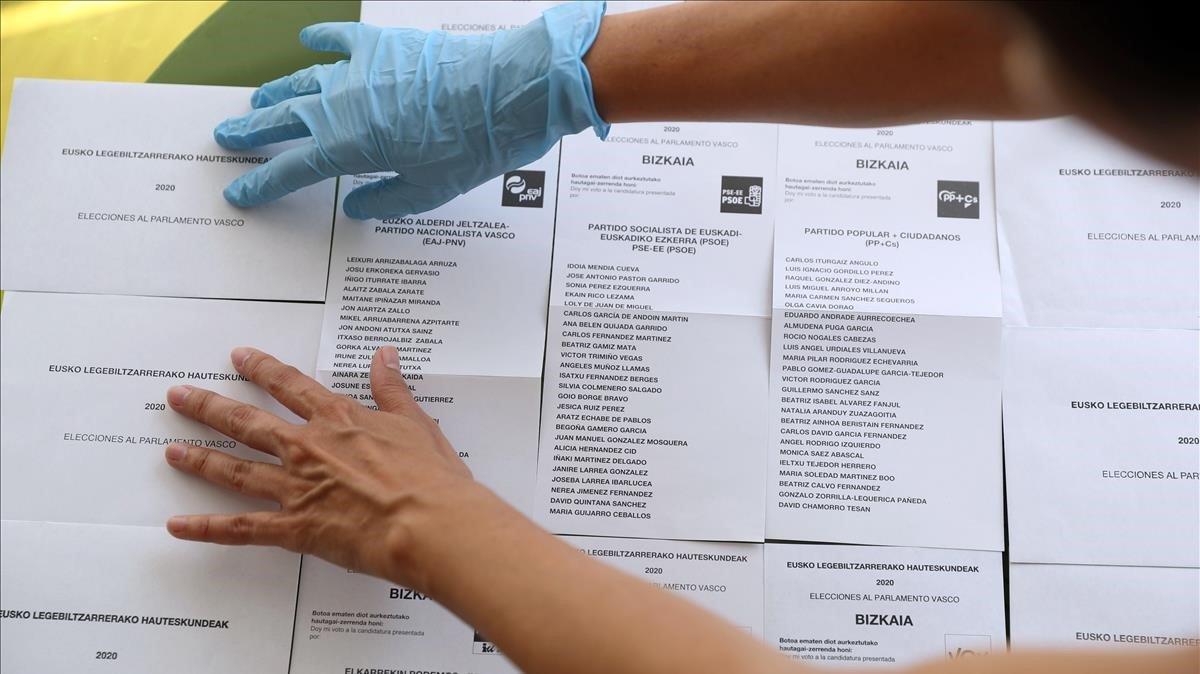 Sobres y papeletas en un colegio electoral de Bilbao