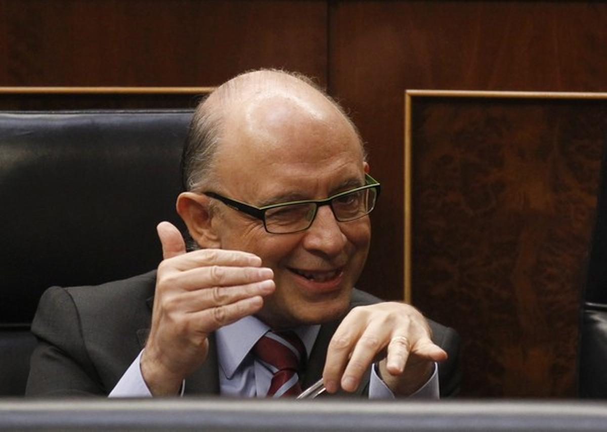 El ministro de Hacienda, Cristóbal Montoro, gesticulando durante el debate en el Parlamento este miércoles.