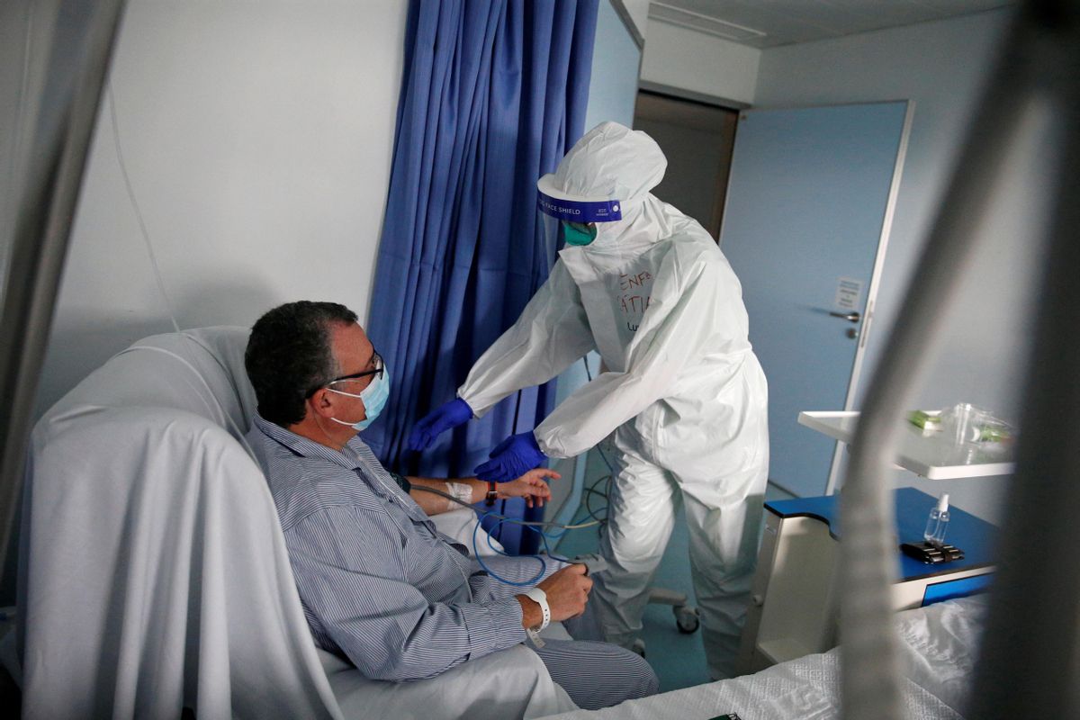 Una enfermera examina a un paciente en la sala COVID del Hospital de Cascais. Una enfermera examina a un paciente en la sala COVID del Hospital de Cascais.