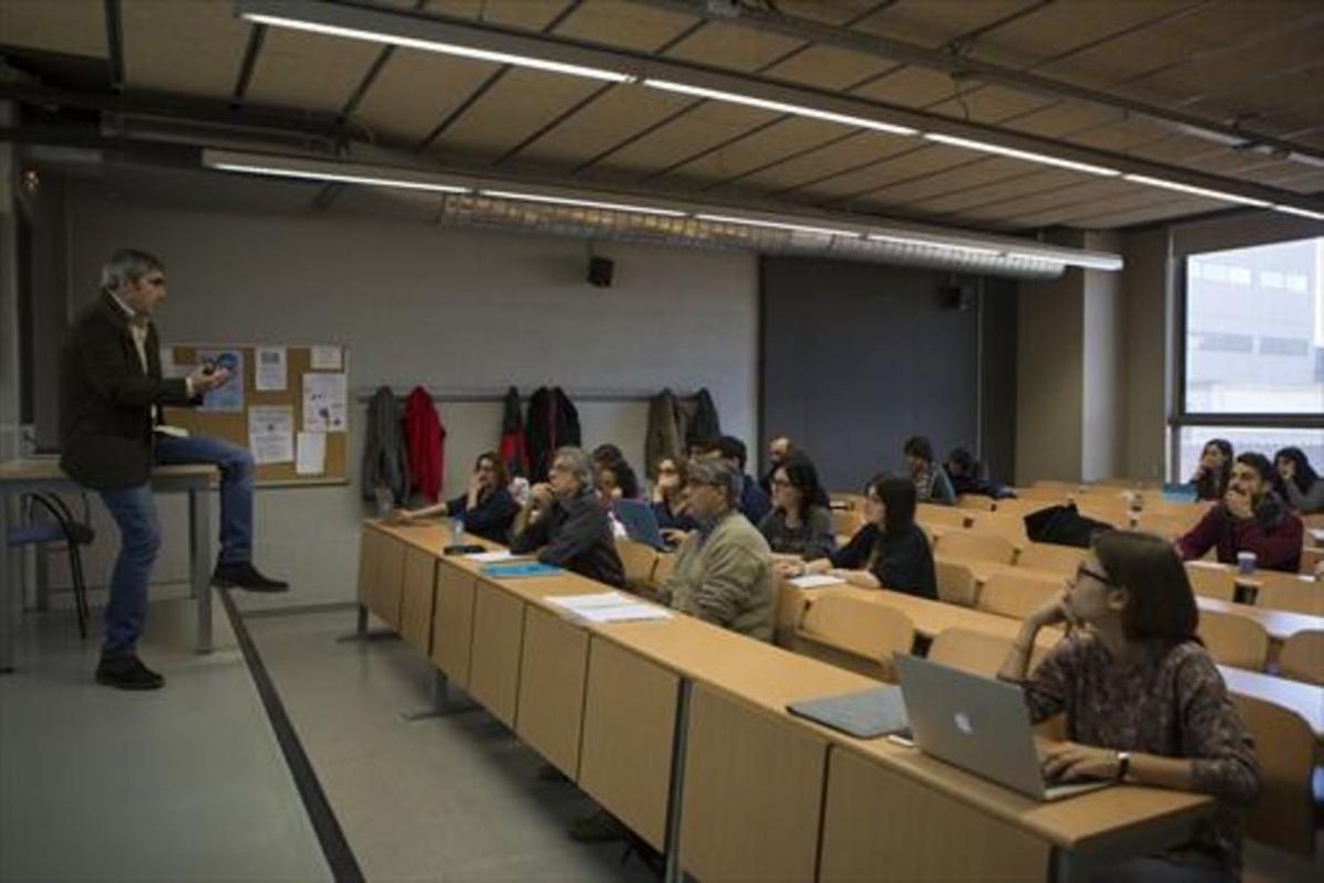 José Díez da clase de Filosofía de la Ciencia en la Universitat de Barcelona, ayer. José Díez da clase de Filosofía de la Ciencia en la Universitat de Barcelona, ayer.