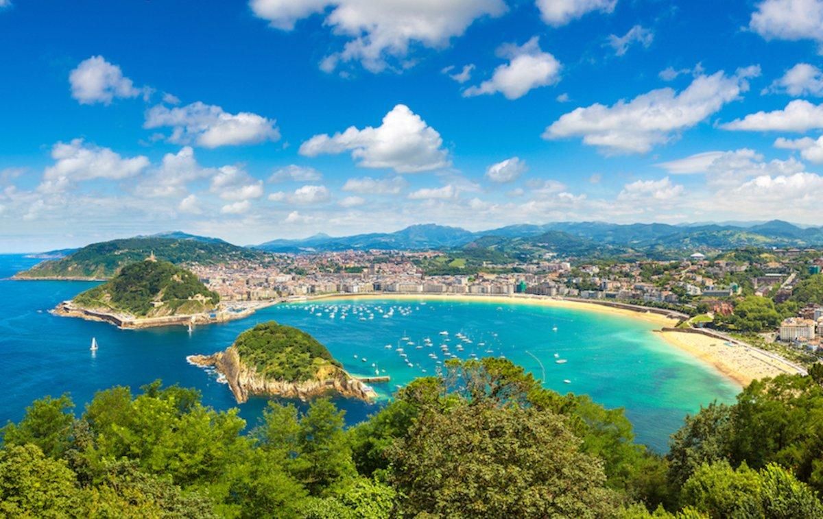 Vista aérea de la Playa de la Concha (San Sebastián, País Vasco). Vista aérea de la Playa de la Concha (San Sebastián, País Vasco).