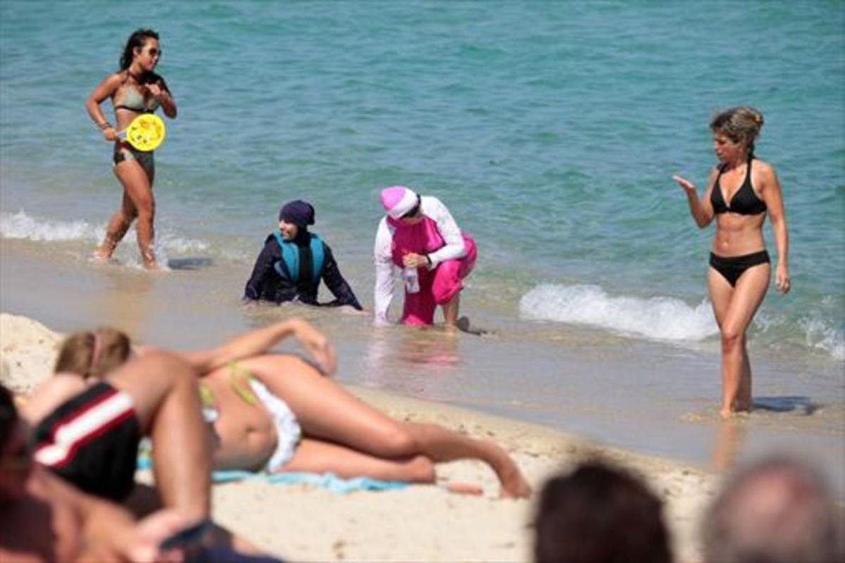 Mujeres con ’burkini’ en una playa del sur de Francia, el lunes. Mujeres con ’burkini’ en una playa del sur de Francia, el lunes.