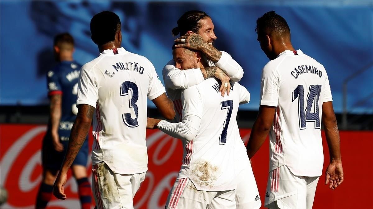 Eden Hazard celebra su gol con sus compañeros Eden Hazard celebra su gol con sus compañeros