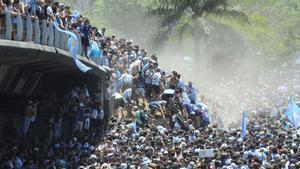 Aficionados argentinos esperan la llegada de la selección argentina de fútbol.