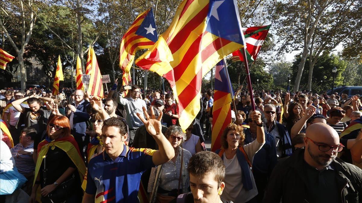 Concentración de apoyo al Govern y a la independencia de Catalunya en el paseo de Picasso.