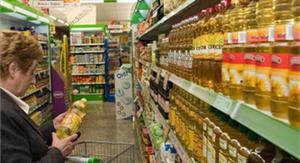 Un mujer compra una botella de aceite de girasol en un supermercado, el pasado mes de abril.