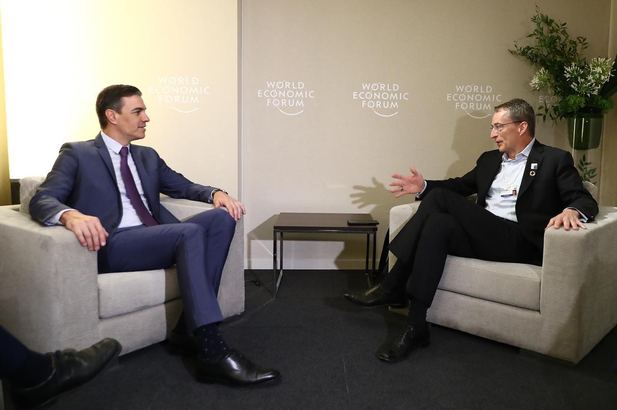 El presidente del Gobierno, Pedro Sánchez, junto al director ejecutivo de Intel Corporation, Pat Gelsinger, en Davos.