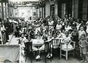 Merienda infantil en las fiestas de Gràcia de 1935 (Pérez de Rozas, AFB)