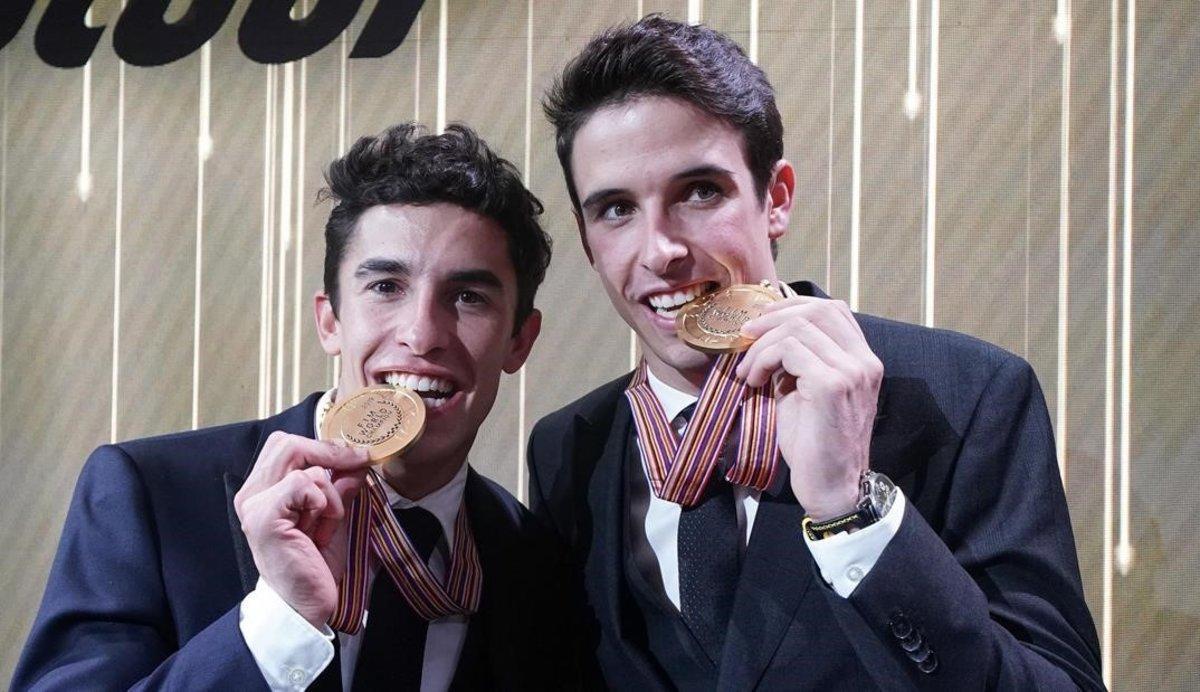 Marc y Àlex Márquez muestran las medallas de campeones del mundo de MotoGP y Moto2, en la fiesta de fin de Mundial de ayer en Valencia.