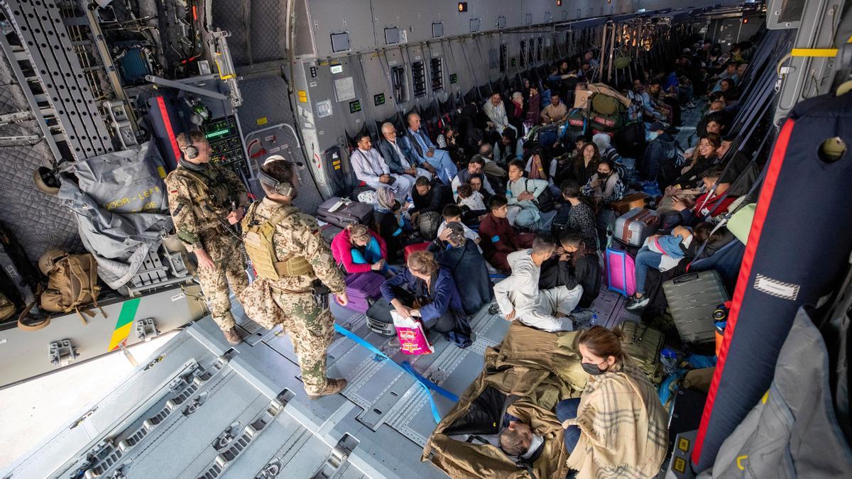 Una fotografía obtenida de Twitter a través de @Bw_Einsatz el 17 de agosto de 2021 muestra a los evacuados de Afganistán cuando llegan en un avión de transporte Airbus A400 de la Luftwaffe de la Fuerza Aérea Alemana en Tashkent, Uzbekistán. Una fotografía obtenida de Twitter a través de @Bw_Einsatz el 17 de agosto de 2021 muestra a los evacuados de Afganistán cuando llegan en un avión de transporte Airbus A400 de la Luftwaffe de la Fuerza Aérea Alemana en Tashkent, Uzbekistán.