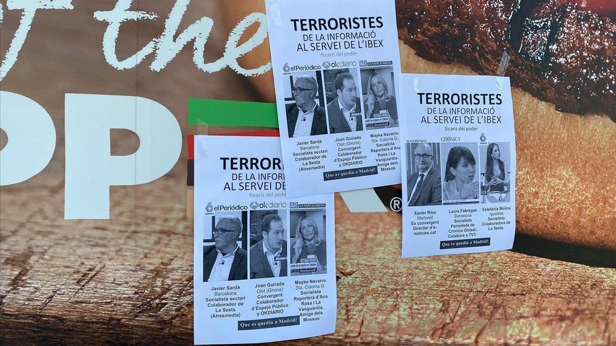 Cartells anònims a la via pública titllen de «terroristes de la informació» sis periodistes catalans