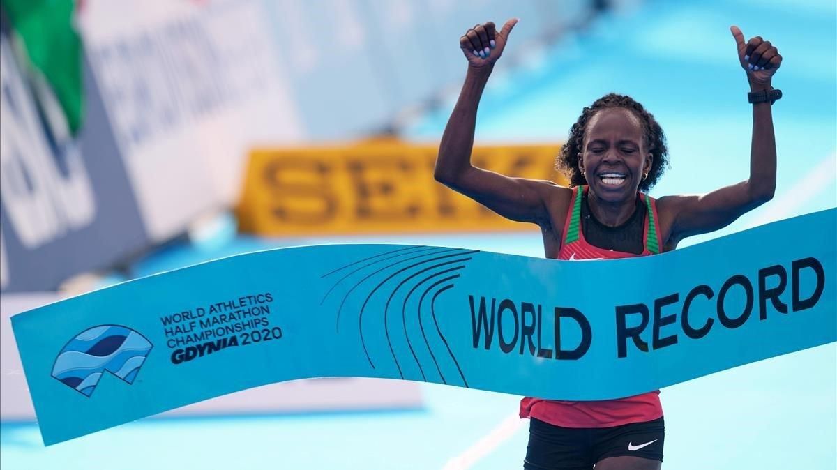 Peres Jepchirchir cruza la meta en el Mundial de medio maratón disputado en Gdynia. Peres Jepchirchir cruza la meta en el Mundial de medio maratón disputado en Gdynia.