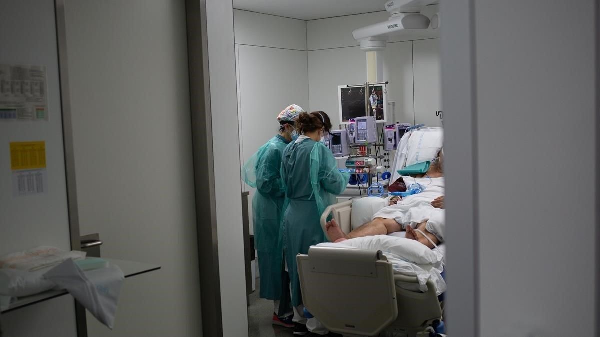 Personal sanitario visita a un enfermo ingresado en la uci del Hospital de la Santa Creu i Sant Pau de Barcelona, el pasado viernes. Personal sanitario visita a un enfermo ingresado en la uci del Hospital de la Santa Creu i Sant Pau de Barcelona, el pasado viernes.