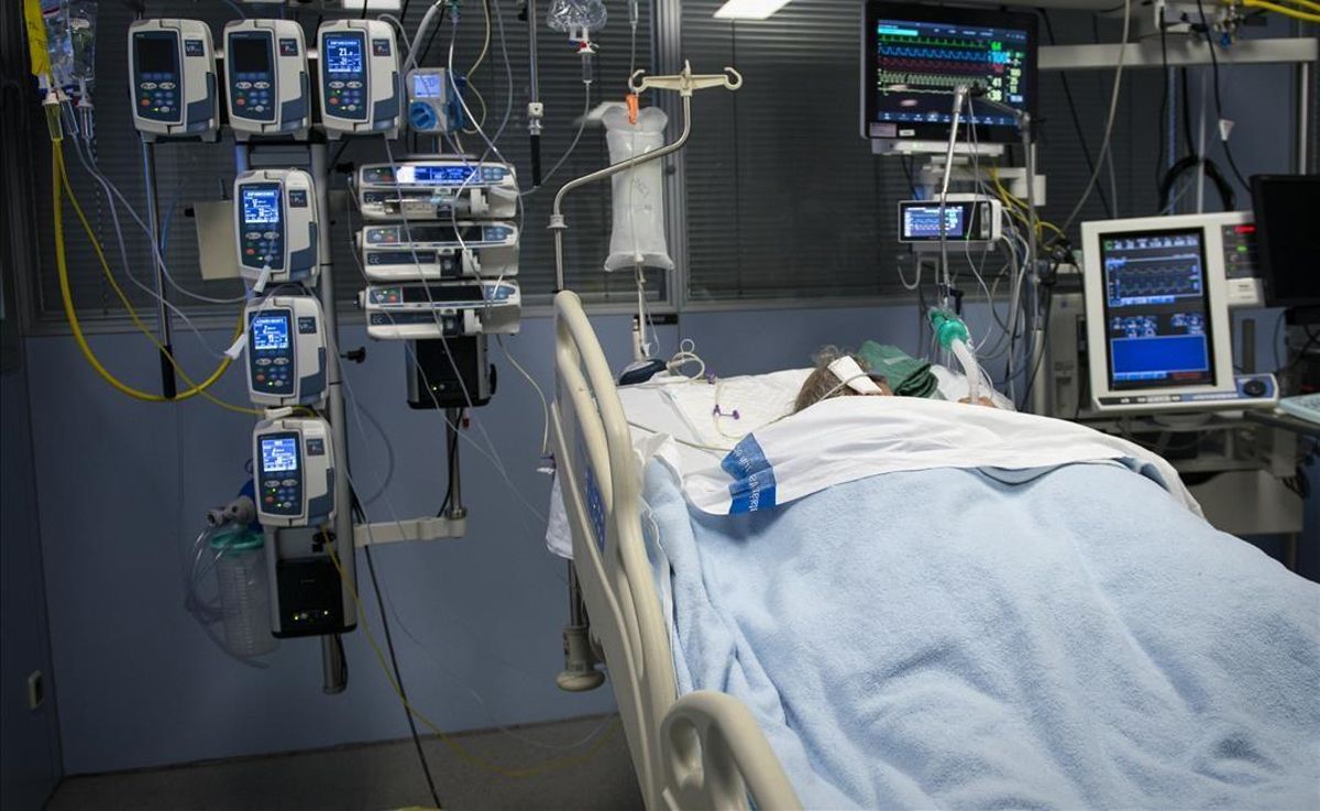 Un paciente con covid ingresado en la UCI del Hospital Josep Trueta de Girona. Un paciente con covid ingresado en la UCI del Hospital Josep Trueta de Girona.