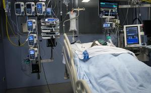 Un paciente con covid ingresado en la UCI del Hospital Josep Trueta de Girona.