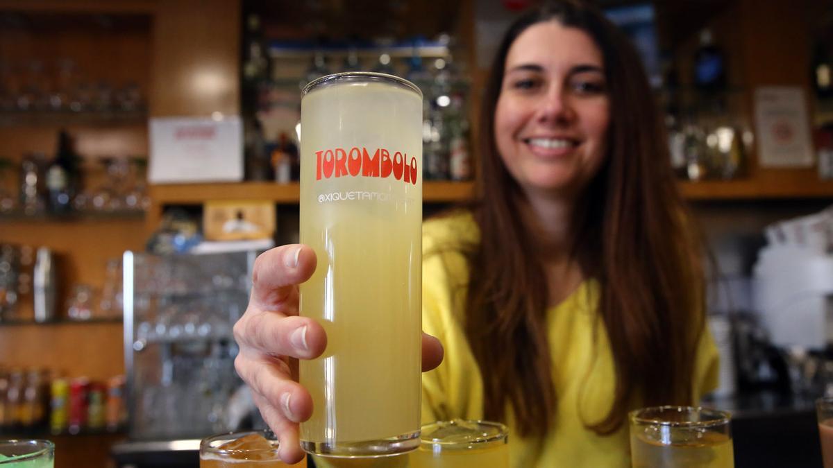 Esther Martínez, @xiquetamontgat en TikTok, sirve un Torombolo en un vaso de tubo de su nueva colección, que presentará en Rouge. Esther Martínez, @xiquetamontgat en TikTok, sirve un Torombolo en un vaso de tubo de su nueva colección, que presentará en Rouge.