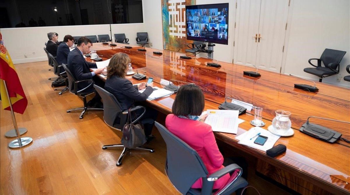 Pedro Sánchez y varios ministros, esta mañana, en la séptima reunión telemática de la Conferencia de Presidentes desde que empezó la crisis por el covid-19- Pedro Sánchez y varios ministros, esta mañana, en la séptima reunión telemática de la Conferencia de Presidentes desde que empezó la crisis por el covid-19-