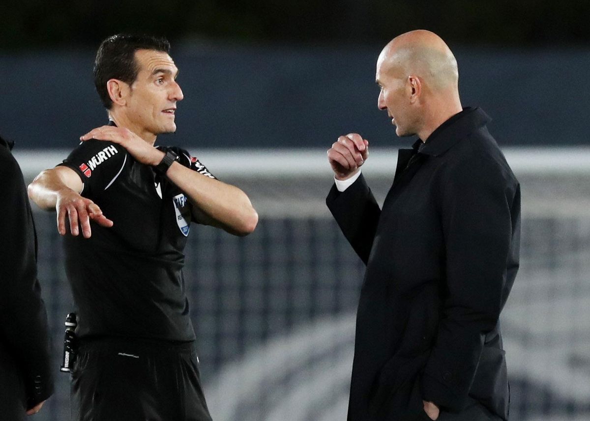 Zidane le pide explicaciones a Martínez Munuera por el penalti que pitó a Militao. Zidane le pide explicaciones a Martínez Munuera por el penalti que pitó a Militao.