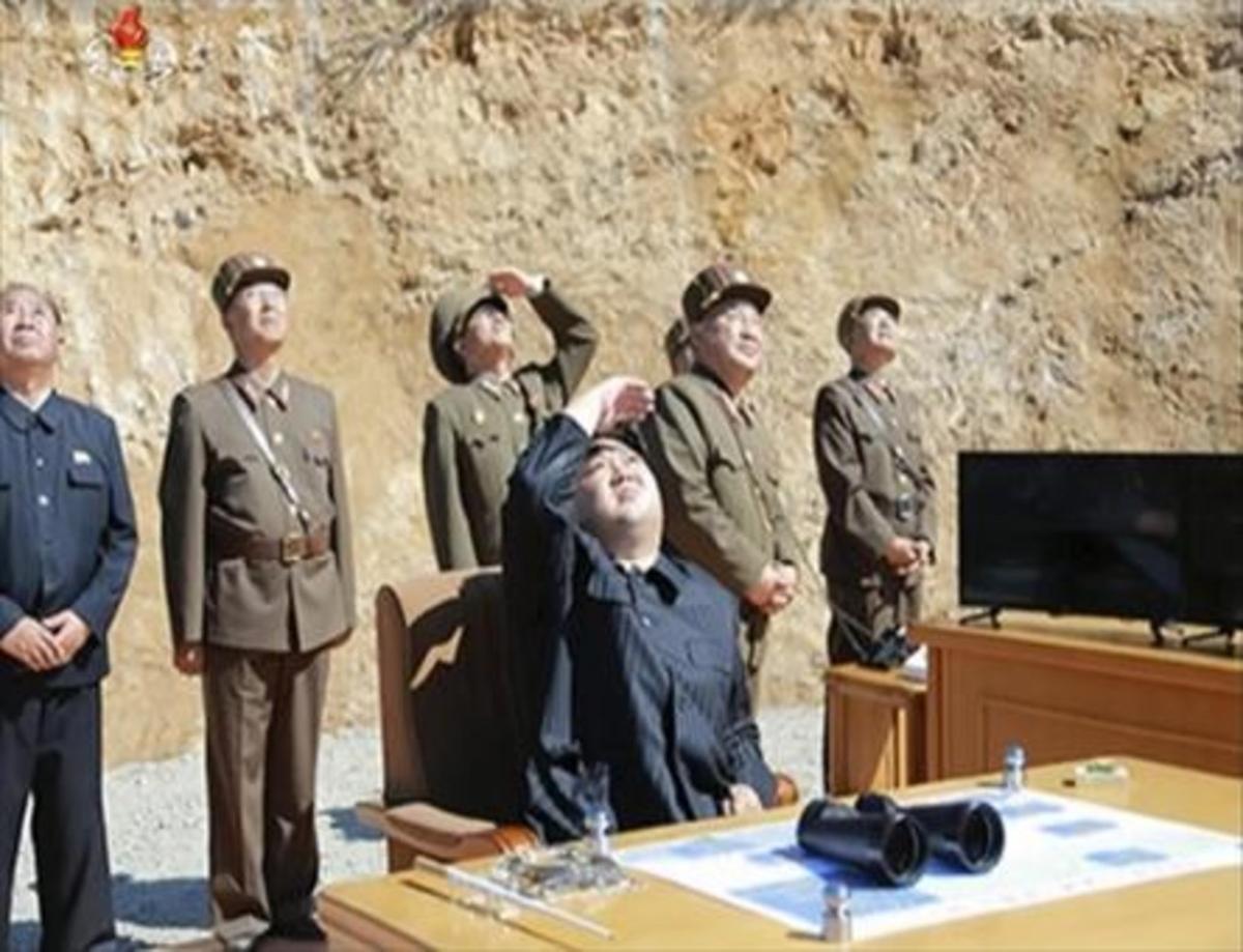 El líder norcoreano Kim Jong-un observa el lanzamiento del misil de largo alcance.