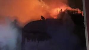 Ocupantes de la nave industrial incendiada en Badalona tratan de salir por el tejado.