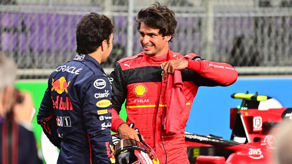 Carlos Sainz (derecha) charla con el Checo Pérez tras la pole lograda por el mexicano. Carlos Sainz (derecha) charla con el Checo Pérez tras la pole lograda por el mexicano.