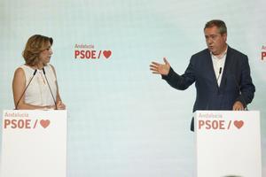La secretaria general del PSOE-A, Susana Díaz, y el alcalde de Sevilla y ganador de las primarias, Juan Espadas, este 28 de junio de 2021 en la sede regional del partido, en la sevillana calle de San Vicente. 