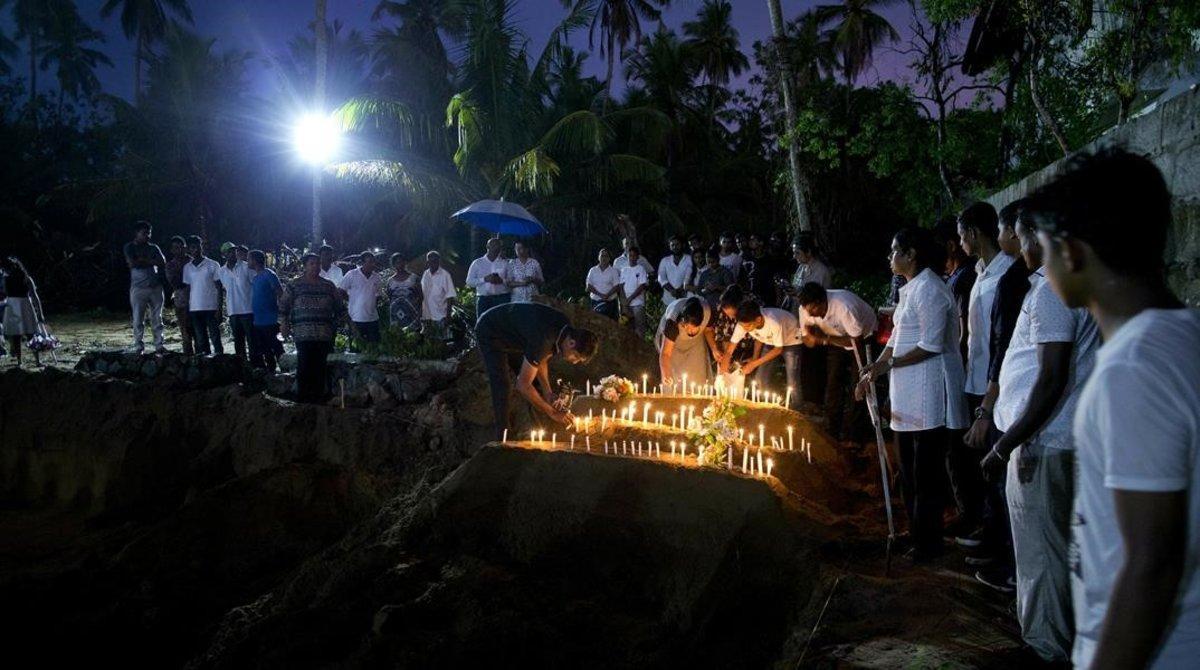 Una de las múltiples ceremonias en recuerdo de los 290 muertos en atentados en Sri Lanka este domingo, en la iglesia de San sebastián, en Negombo.
